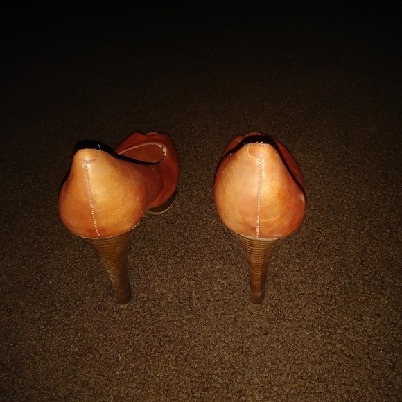 Worn burnt orange heels. Good shape on heel. - Picture 4 of 5